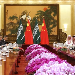 ولي العهد السعودي الأمير محمد بن سلمان (يمين) يحضر اجتماعًا مع الرئيس الصيني شي جين بينغ (يسار) في بكين.22 فبراير/شباط 2019 (الصورة عبر غيتي إيماجز)