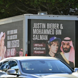 لوحة إعلانات متنقلة تحث جاستن بيبر على إلغاء حفلة كان سيقيمها في المملكة العربية السعودية في 21 نوفمبر/تشرين الثاني 2021. لوس أنجلوس، الولايات المتحدة الأميركية. (الصورة عبر غيتي إيماجز)