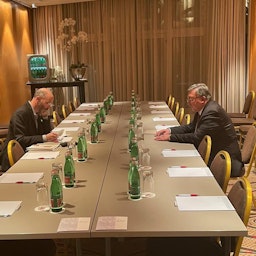 ملاقات میخائیل اولیانوف، مذاکره‌کننده‌ی هسته‌ای روسیه و رابرت مالی، فرستاده‌ی ویژه‌ی ایالات متحده در امور ایران؛ وین، اتریش، ۸ دی ۱۴۰۰. (عکس از صفحه‌ی توییتر میخائیل اولیانوف)