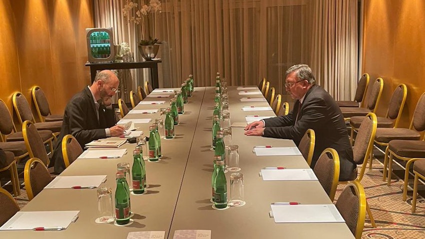 المفاوض النووي الروسي ميخائيل أوليانوف يلتقي المبعوث الأميركي الخاص لإيران روبرت مالي في فيينا، النمسا. في 29 ديسمبر/كانون الأول، 2021. (المصدر: Amb_Ulyanov/Twitter)