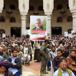 أنصار الحوثي خلال وقفة احتجاجية في الذكرى الثانية لاغتيال القائد الإيراني قاسم سليماني في صنعاء، اليمن، في 3 يناير/كانون الثاني 2022. (الصورة عبر غيتي إيماجز)