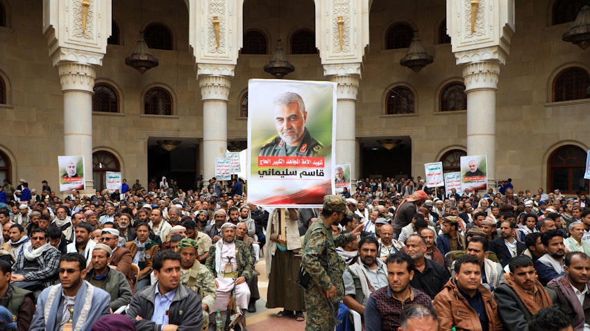 هواداران حوثی در مراسم یادبود دومین سالگرد ترور فرمانده ایرانی، قاسم سلیمانی؛ صنعا، یمن، ۱۳ دی۱۴۰۰/ ۳ ژانویه ۲۰۲۲. (عکس از گتی ایمیجز)