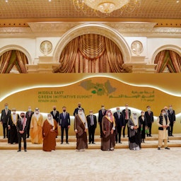 ولي العهد السعودي الأمير محمد بن سلمان ورئيس الوزراء المغربي عزيز أخنوش يقفان إلى جانب شخصيات أخرى في الرياض. 25 أكتوبر/تشرين الأول 2021 (الصورة تقدمة الديوان الملكي الهاشمي عبر غيتي إيماجز)