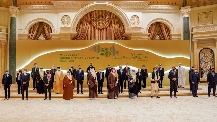 ولي العهد السعودي الأمير محمد بن سلمان ورئيس الوزراء المغربي عزيز أخنوش يقفان إلى جانب شخصيات أخرى في الرياض. 25 أكتوبر/تشرين الأول 2021 (الصورة تقدمة الديوان الملكي الهاشمي عبر غيتي إيماجز)