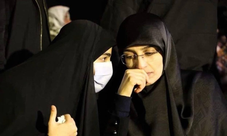 زينب سليماني ومنار المهندس تشاركان في مراسم إحياء ذكرى اغتيال الولايات المتحدة لوالديهما. في بغداد، العراق. 2 يناير/كانون الثاني 2022. (المصدر: وسائل التواصل الاجتماعي)