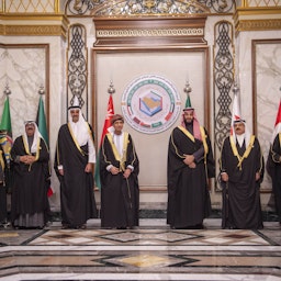 قادة دول الخليج العربية في صورة جماعية في قمة مجلس التعاون الخليجي الثانية والأربعين في الرياض، المملكة العربية السعودية، في 14 ديسمبر/كانون الأول 2021. (الصورة عبر غيتي إيماجز)
