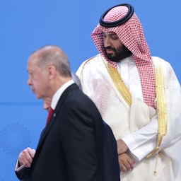 ولي العهد السعودي الأمير محمد بن سلمان آل سعود والرئيس التركي رجب طيب أردوغان خلال الصورة الجماعية في قمة مجموعة العشرين في بوينس آيرس، الأرجنتين. في 30 نوفمبر/تشرين الثاني 2018. (الصورة عبر غيتي إيماجز)