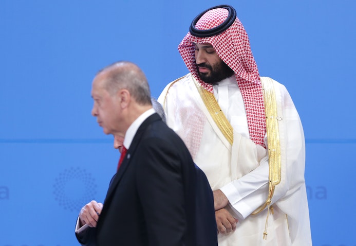 ولي العهد السعودي الأمير محمد بن سلمان آل سعود والرئيس التركي رجب طيب أردوغان خلال الصورة الجماعية في قمة مجموعة العشرين في بوينس آيرس، الأرجنتين. في 30 نوفمبر/تشرين الثاني 2018. (الصورة عبر غيتي إيماجز)