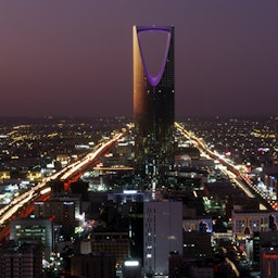 مركز المملكة، أطول ناطحة سحاب في المملكة العربية السعودية، تهيمن على المشهد المسائي لمدينة الرياض. الأول من يناير/كانون الثاني 2003 (الصورة عبر غيتي إيماجز)