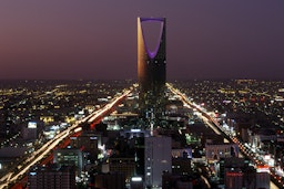 کینگدام سنتر، بلندترین آسمان‌خراش عربستان در منظره‌ای از غروب ریاض؛ ۱۱ دی ۱۳۸۱/ ۱ ژانویه ۲۰۰۳. (عکس از گتی ایمیجز)
