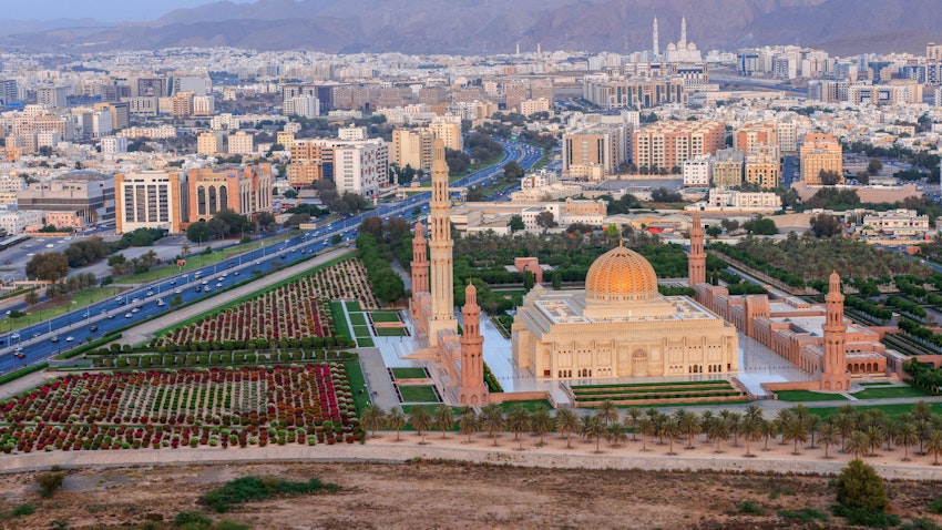 صورة جوية للعاصمة العُمانية مسقط في 9 أبريل/ نيسان 2021. (الصورة عبر غيتي إيماجز)