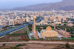 صورة جوية للعاصمة العُمانية مسقط في 9 أبريل/ نيسان 2021. (الصورة عبر غيتي إيماجز)