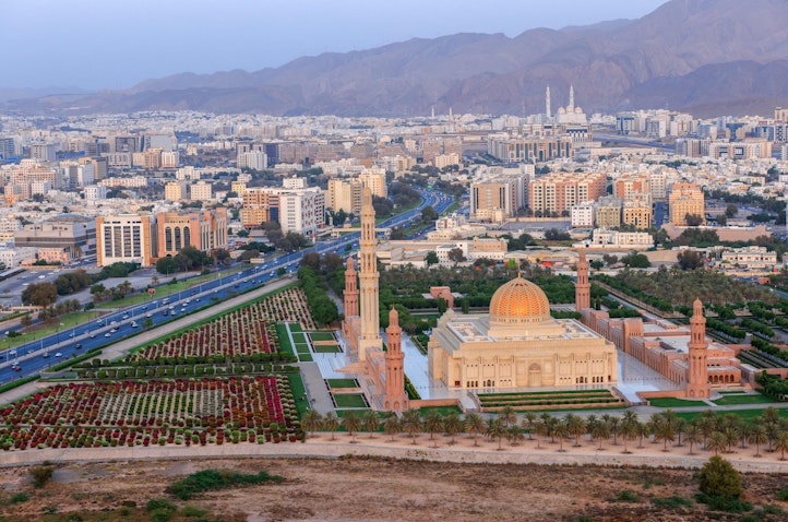 صورة جوية للعاصمة العُمانية مسقط في 9 أبريل/ نيسان 2021. (الصورة عبر غيتي إيماجز)