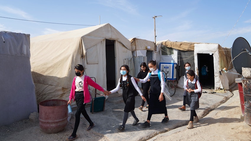 روز اول مدرسه، دختران در راه کلاس در یکی از اردوگاه‌های آوارگان ایزدی؛ نزدیکی شهر دهوک، کردستان عراق، ۱۰ آبان ۱۴۰۰/ ۱ نوامبر ۲۰۲۱. (عکس از گتی ایمیجز)