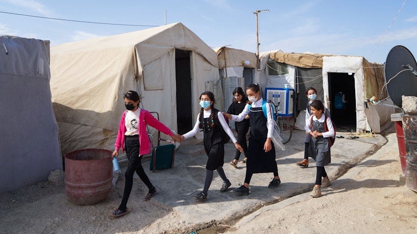 فتيات يذهبن إلى الفصل في اليوم الأول من المدرسة في مخيم للنازحين الأيزيديين بالقرب من مدينة دهوك الشمالية في كردستان العراق. 1 نوفمبر/تشرين الثاني 2021 (الصورة عبر غيتي إيماجز)