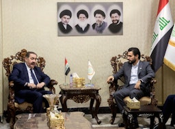 النائب عن الكتلة الصدرية العراقية حسن العذاري (يمين) يلتقي مسؤول الحزب الديمقراطي الكردستاني هوشيار زيباري (يسار) لمناقشة تشكيل الحكومة الجديدة في العاصمة بغداد. 5 نوفمبر/تشرين الثاني 2021. (الصورة عبر غيتي إيماجز)