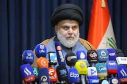 مقتدى الصدر يعقد مؤتمرًا صحفيًا في النجف بالعراق. 18 نوفمبر/تشرين الثاني 2021 (الصورة عبر غيتي إيماجز)