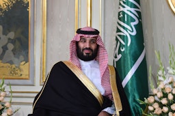 محمد بن سلمان، ولیعهد عربستان، در سفری به تونس؛ ۶ آذر ۱۳۹۷/ ۲۷ نوامبر ۲۰۱۸. (عکس از گتی ایمیجز)