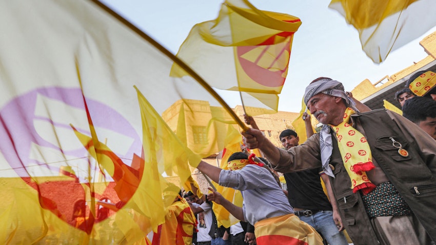 پرچم حزب دموکرات کردستان در دست کردهای عراق در یک گردهمایی انتخاباتی؛ اربیل، شمال عراق، ۱۵ مهر ۱۴۰۰/ ۷ اکتبر ۲۰۲۱. (عکس از گتی ایمیجز)