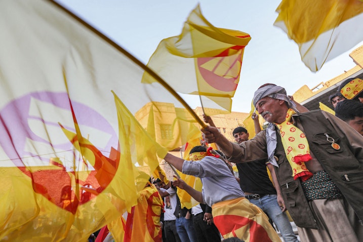 پرچم حزب دموکرات کردستان در دست کردهای عراق در یک گردهمایی انتخاباتی؛ اربیل، شمال عراق، ۱۵ مهر ۱۴۰۰/ ۷ اکتبر ۲۰۲۱. (عکس از گتی ایمیجز)