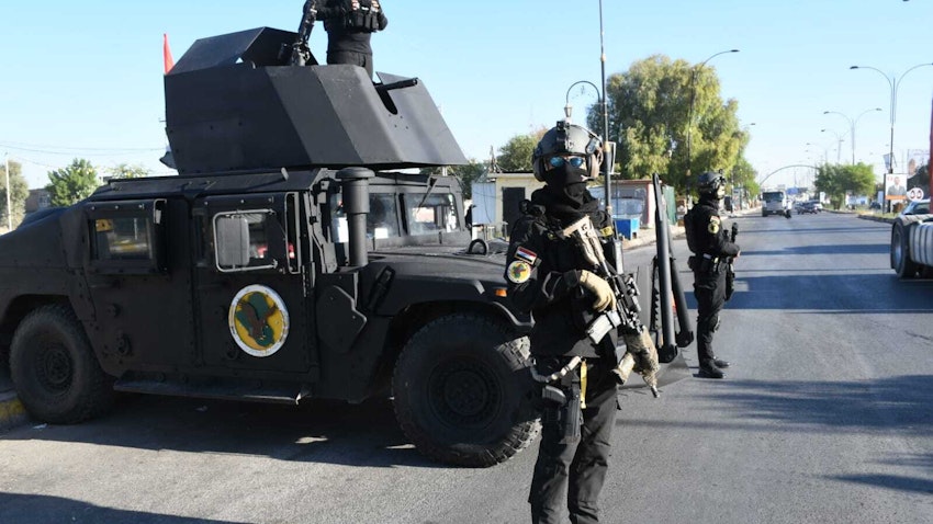 قوات الأمن تحرس نقطة تفتيش في كركوك، العراق، 9 نوفمبر/تشرين الثاني 2021 (الصورة عبر غيتي إيماجز)