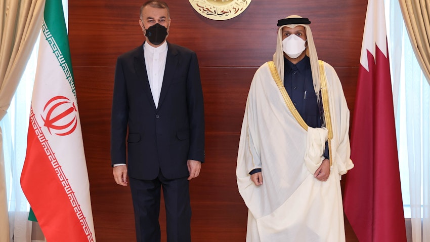 أمير قطر الشيخ تميم بن حمد آل ثاني (يمين) يلتقي وزير الخارجية الإيراني حسين أمير عبد اللهيان (يسار) في الدوحة. 11 يناير/كانون الثاني 2021 (الصورة من وزارة الخارجية القطرية/ منشورة عبر غيتي إيماجز)