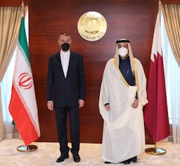 أمير قطر الشيخ تميم بن حمد آل ثاني (يمين) يلتقي وزير الخارجية الإيراني حسين أمير عبد اللهيان (يسار) في الدوحة. 11 يناير/كانون الثاني 2021 (الصورة من وزارة الخارجية القطرية/ منشورة عبر غيتي إيماجز)