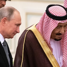 العاهل السعودي الملك سلمان بن عبد العزيز يستقبل الرئيس الروسي فلاديمير بوتين في الرياض، المملكة العربية السعودية. 14 أكتوبر/تشرين الأول 2019 (الصورة عبر غيتي إيماجز)