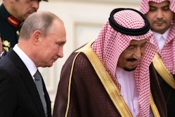 العاهل السعودي الملك سلمان بن عبد العزيز يستقبل الرئيس الروسي فلاديمير بوتين في الرياض، المملكة العربية السعودية. 14 أكتوبر/تشرين الأول 2019 (الصورة عبر غيتي إيماجز)