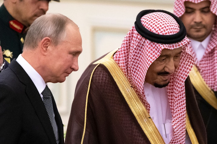 العاهل السعودي الملك سلمان بن عبد العزيز يستقبل الرئيس الروسي فلاديمير بوتين في الرياض، المملكة العربية السعودية. 14 أكتوبر/تشرين الأول 2019 (الصورة عبر غيتي إيماجز)