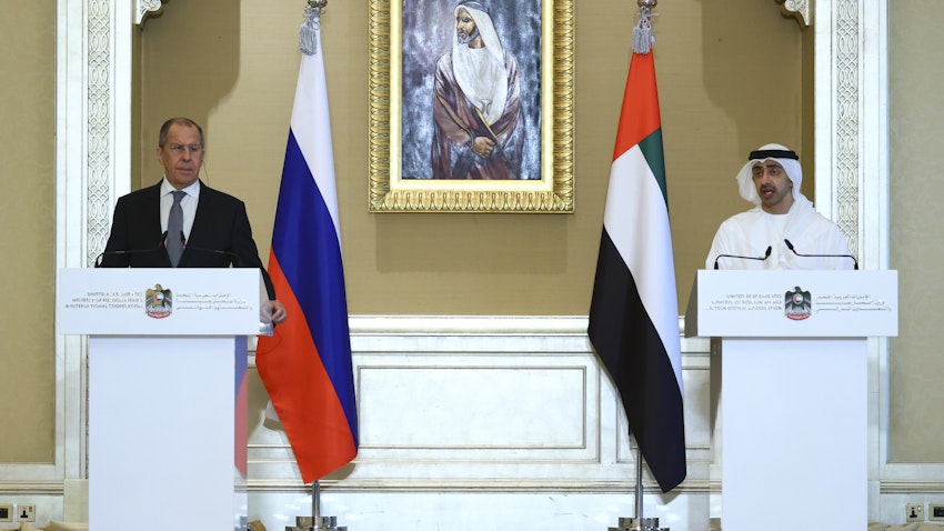 وزير الخارجية الروسي سيرغي لافروف مع نظيره الإماراتي الشيخ عبد الله بن زايد بن سلطان آل نهيان في أبو ظبي في 9 مارس/آذار 2021 (الصورة عبر غيتي إيماجز)