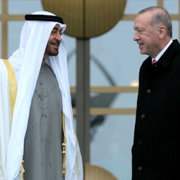الرئيس التركي رجب طيب أردوغان (يمين) يستقبل ولي عهد أبوظبي الشيخ محمد بن زايد آل نهيان في أنقرة في 24 نوفمبر/تشرين الثاني 2021 (الصورة عبر غيتي إيماجز)