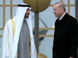 الرئيس التركي رجب طيب أردوغان (يمين) يستقبل ولي عهد أبوظبي الشيخ محمد بن زايد آل نهيان في أنقرة في 24 نوفمبر/تشرين الثاني 2021 (الصورة عبر غيتي إيماجز)