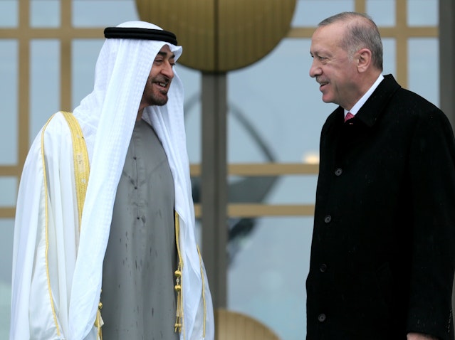 الرئيس التركي رجب طيب أردوغان (يمين) يستقبل ولي عهد أبوظبي الشيخ محمد بن زايد آل نهيان في أنقرة في 24 نوفمبر/تشرين الثاني 2021 (الصورة عبر غيتي إيماجز)