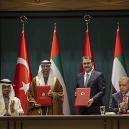 رجب طیب اردوغان، رئیس‌جمهور ترکیه، و شیخ محمد بن زاید آل نهیان، ولیعهد ابوظبی، در یک مراسم امضای قرارداد؛ آنکارا، ترکیه، ۳ آذر ۱۴۰۰/ ۲۴ نوامبر ۲۰۲۱. (عکس از گتی ایمیجز)