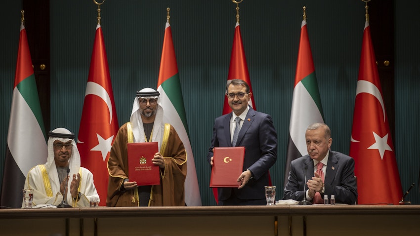 رجب طیب اردوغان، رئیس‌جمهور ترکیه، و شیخ محمد بن زاید آل نهیان، ولیعهد ابوظبی، در یک مراسم امضای قرارداد؛ آنکارا، ترکیه، ۳ آذر ۱۴۰۰/ ۲۴ نوامبر ۲۰۲۱. (عکس از گتی ایمیجز)