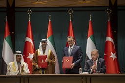 الرئيس التركي رجب طيب أردوغان في حفل توقيع مع ولي عهد أبوظبي الشيخ محمد بن زايد آل نهيان في أنقرة، تركيا، 24 نوفمبر/تشرين الثاني 2021 (الصورة عبر غيتي إيماجز)