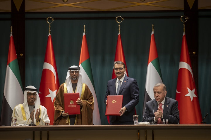 الرئيس التركي رجب طيب أردوغان في حفل توقيع مع ولي عهد أبوظبي الشيخ محمد بن زايد آل نهيان في أنقرة، تركيا، 24 نوفمبر/تشرين الثاني 2021 (الصورة عبر غيتي إيماجز)
