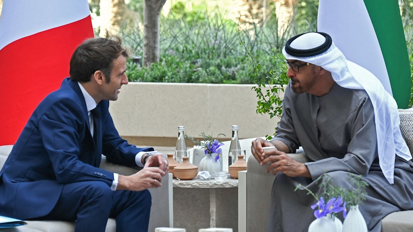 الرئيس الفرنسي إمانويل ماكرون وولي عهد أبوظبي آنذاك محمد بن زايد آل نهيان في دبي، الإمارات العربية المتحدة. 3 ديسمبر/كانون الأول 2021 (الصورة عبر غيتي إيماجز)