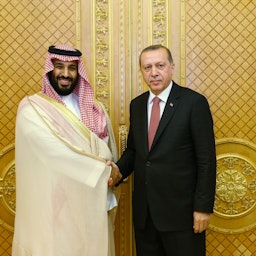 الرئيس التركي رجب طيب أردوغان (يمين) وولي العهد السعودي الأمير محمد بن سلمان آل سعود (يسار) في جدة، المملكة العربية السعودية. 23 يوليو/تموز 2017 (الصورة عبر غيتي إيماجز)