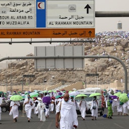 حجاج مسلمون يتجمعون حول جبل عرفات أثناء الحج بالقرب من مدينة مكة المكرمة، المملكة العربية السعودية. 19 يوليو /تموز 2021 (الصورة عبر غيتي إيماجز)