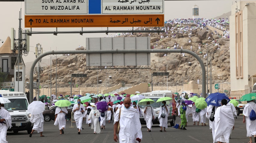 حجاج مسلمون يتجمعون حول جبل عرفات أثناء الحج بالقرب من مدينة مكة المكرمة، المملكة العربية السعودية. 19 يوليو /تموز 2021 (الصورة عبر غيتي إيماجز)