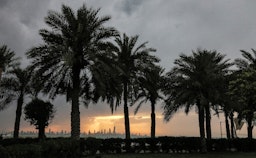 مشهد لغروب الشمس وراء أفق مدينة الكويت في 2 مايو/أيار 2021. (الصورة عبر غيتي إيماجز)