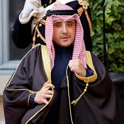 وزير الخارجية ووزير الدولة لشؤون مجلس الوزراء الكويتي أحمد ناصر المحمد الأحمد الجابر الصباح يصل إلى باريس في 12 نوفمبر/تشرين الثاني 2021 (الصورة عبر غيتي إيماجز)