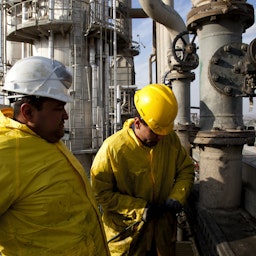 کارگران درحال تمیزکردن یک سیستم خنک‌کننده در پالایشگاه نفت کار؛ اربیل، عراق، ۱۰ اسفند ۱۳۹۰/ ۲۹ فوریه ۲۰۱۲. (عکس از گتی ایمیجز)