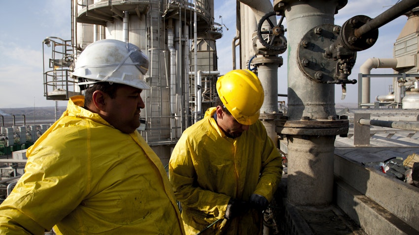 کارگران درحال تمیزکردن یک سیستم خنک‌کننده در پالایشگاه نفت کار؛ اربیل، عراق، ۱۰ اسفند ۱۳۹۰/ ۲۹ فوریه ۲۰۱۲. (عکس از گتی ایمیجز)