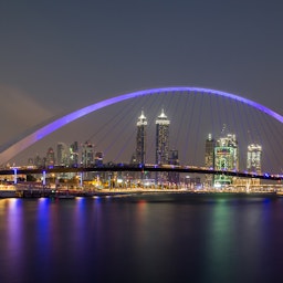 مشهد عام على قناة دبي المائية في الإمارات العربية المتحدة. 9 ديسمبر/كانون الأول (الصورة عبر غيتي إيماجز)