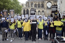 مظاهرات دعما للسجناء السعوديين في باريس، فرنسا في 7 مايو/أيار 2015 (الصورة عبر غيتي إيماجز)