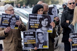 متظاهرون يتجمعون أمام السفارة السعودية في روما للتنديد بانتهاكات السعودية لحقوق الإنسان. في 16 يناير/كانون الثاني (الصورة عبر غيتي إيماجز) 