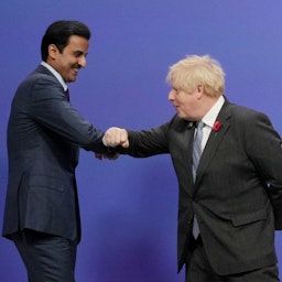 بوریس جانسون، نخست‌وزیر بریتانیا، در حال خوش و بش با شیخ تمیم بن حمد آل ثانی در کنفرانس تغییرات اقلیمی سازمان ملل متحد COP۲۶؛ گلاسکو، اسکاتلند، ۱۰ آبان ۱۴۰۰/ ۱ نوامبر ۲۰۲۱. (عکس از گتی ایمیجز)